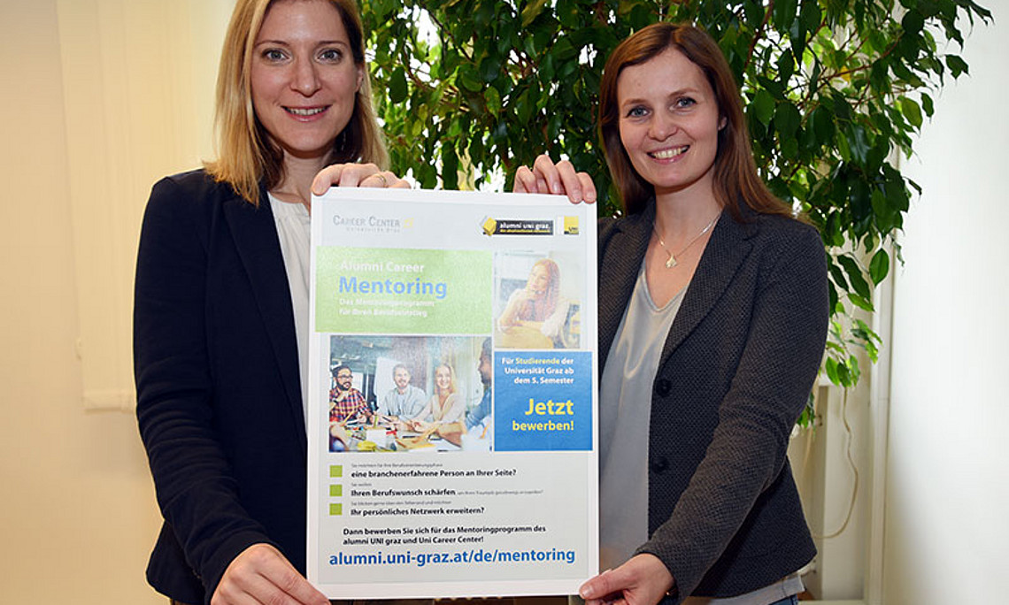 Sigrid Maxl-Studler (l.) und Tanja Baumgartner laden zum Alumni Career Mentoringprogramm ein. Foto: Uni Graz/Kastrun.