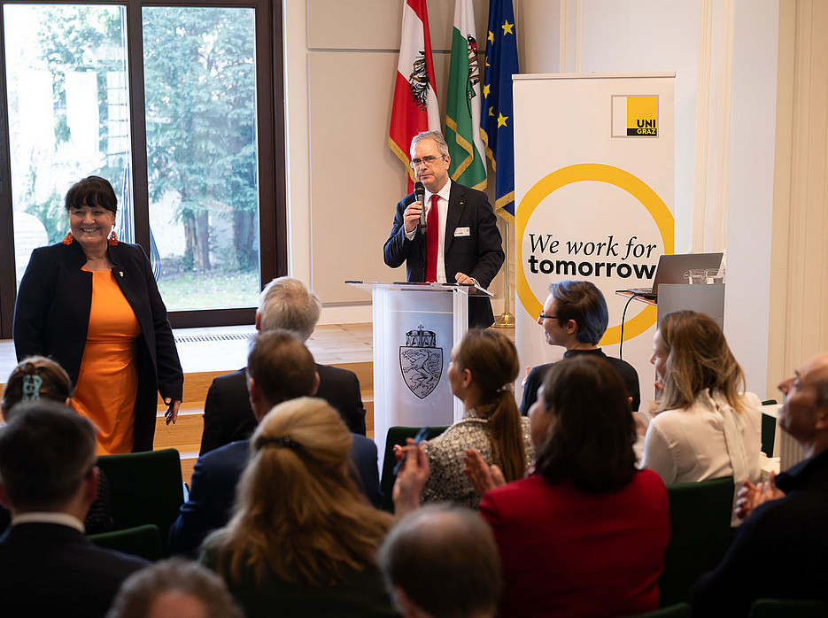 Rektor spricht vor Publikum ©© Simon Blackley 2026