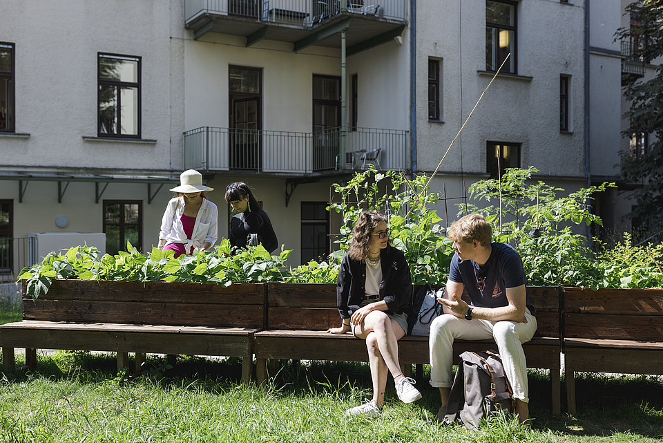 Studierende im Attemsgarten