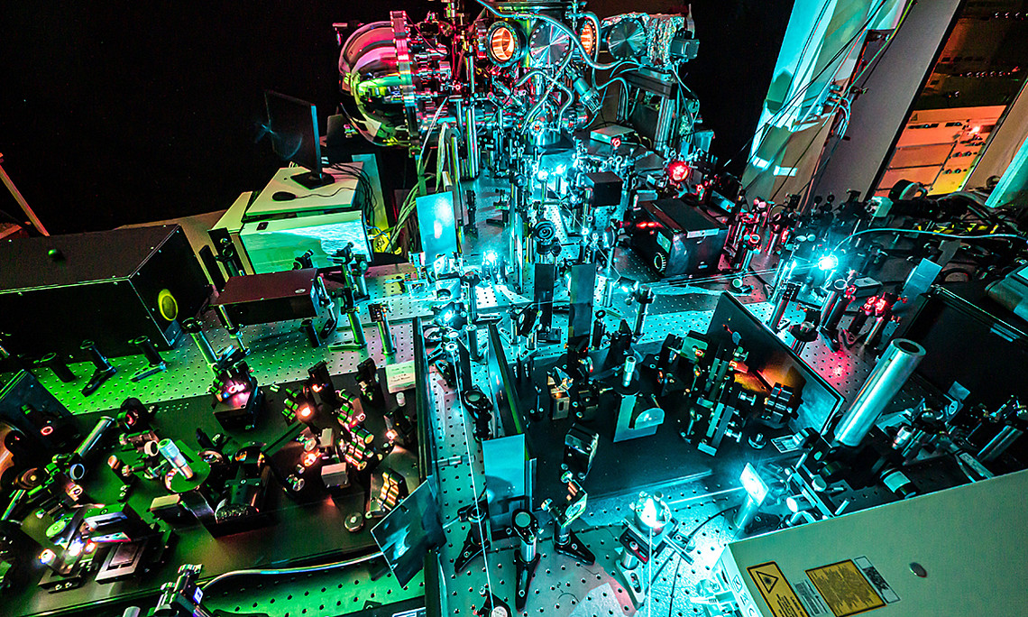 Die WissenschafterInnen verfolgten die Orbital-Tomogramme mit ultrahoher Auflösung durch die Zeit. Die Elektronen in den Molekülen wurden dafür mit Femtosekunden-Laserpulsen in ein anderes Orbital angeregt. Foto: Philipps-Universität Marburg/Till Schürmann
