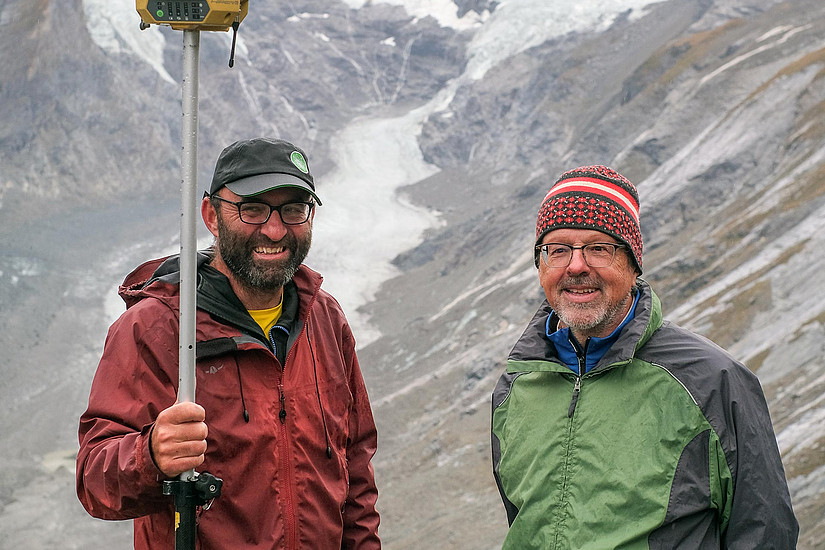 Andreas Kellerer-Pirklbauer und Gerhard Lieb von der Uni Graz mit Messgerät vor einem Gletscher