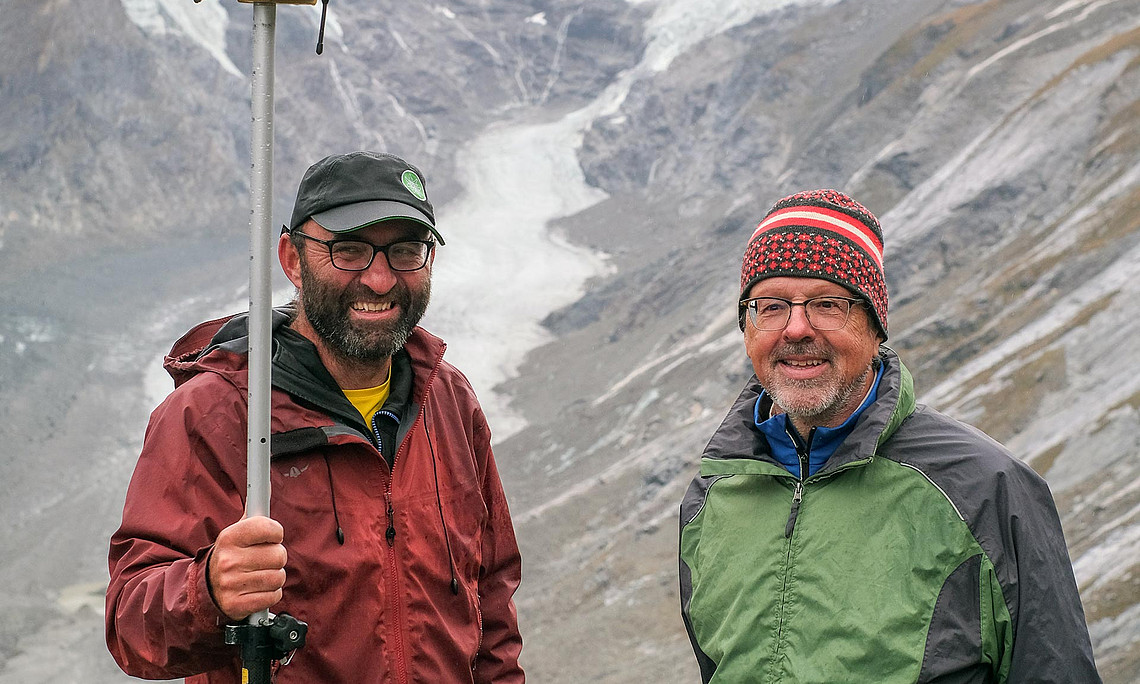 Andreas Kellerer-Pirklbauer und Gerhard Lieb von der Uni Graz mit Messgerät vor einem Gletscher