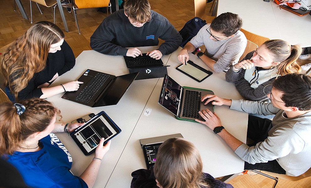 Studierendengruppe am Tisch von oben