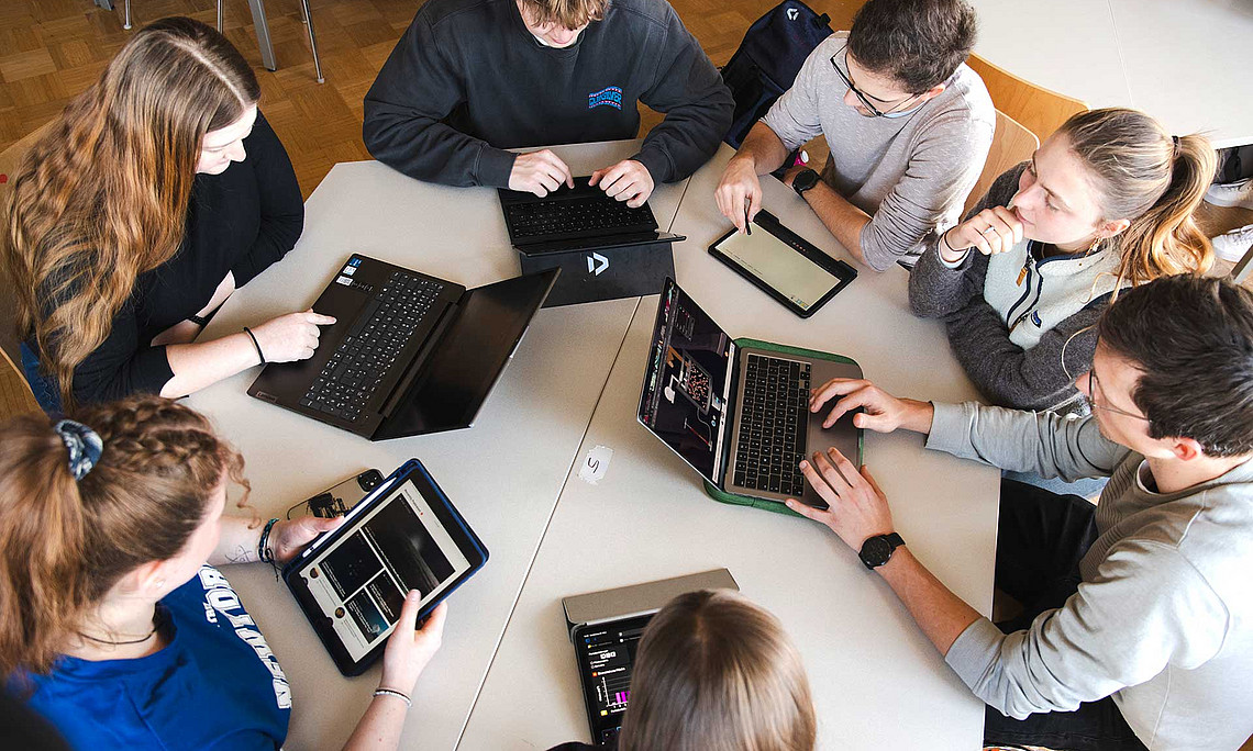 Studierendengruppe am Tisch von oben