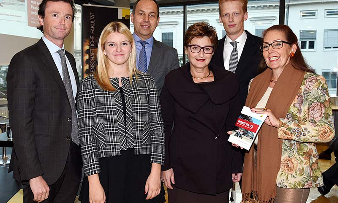 V.l: Johannes Zollner, Claudia Kendlbacher, Georg Eisenberger, Michaela Christiner, Christoph Mager und Gabriele Schmölzer mit der neuen Praktikumsbroschüre. Fotos: Uni Graz/Pichler