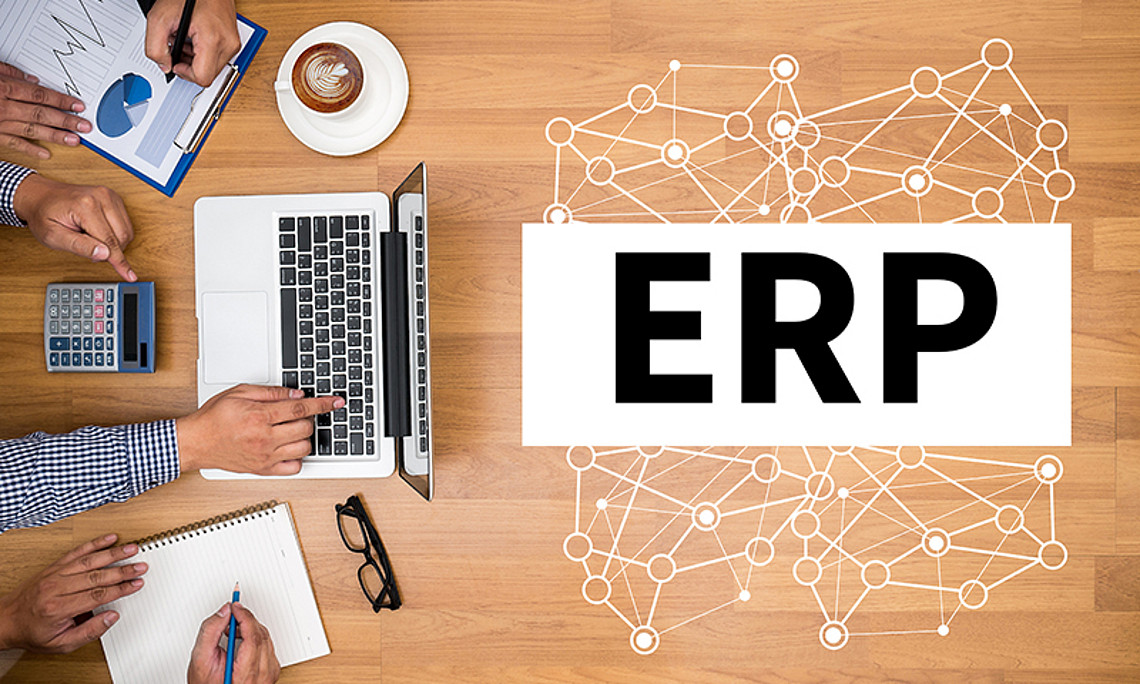 In den neuen E-Learning-Universitätskursen "ERP Key-User" und "ERP Professional" lernt man zeit- und ortsunabhängig, wie man kompetent mit betriebswirtschaftlichen Softwarelösungen zur Steuerung von Geschäftsprozessen arbeitet. Foto: Adobe Stock/adiruch na chiangmai. 