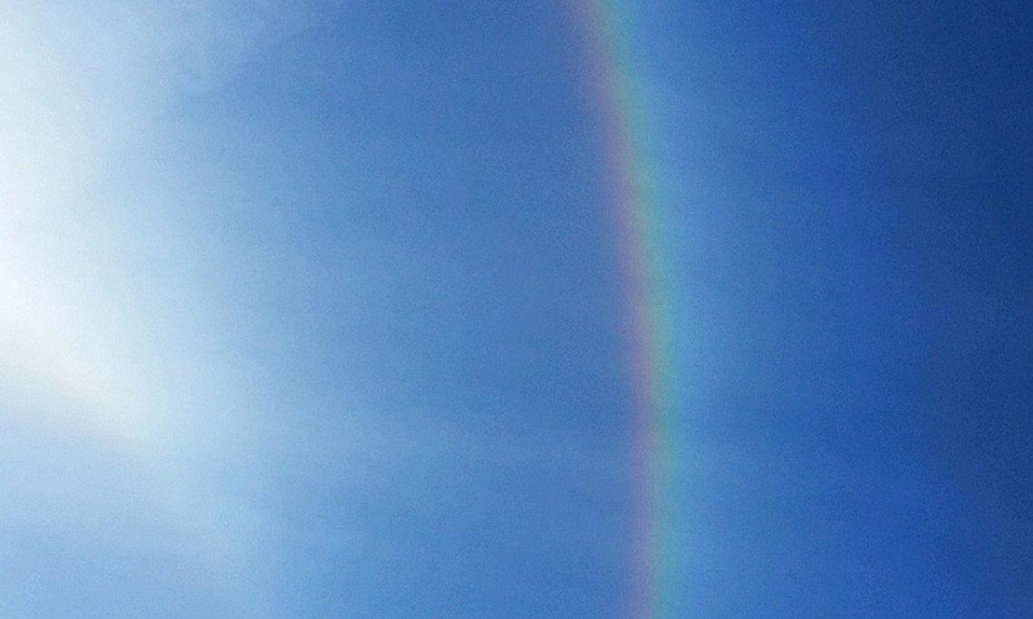 Weißes Sonnenlicht und Regenbogenfarben: ein modernes Konzept für den Physikunterricht kann die Zusammenhänge anschaulich erklären. Foto: Pixabay