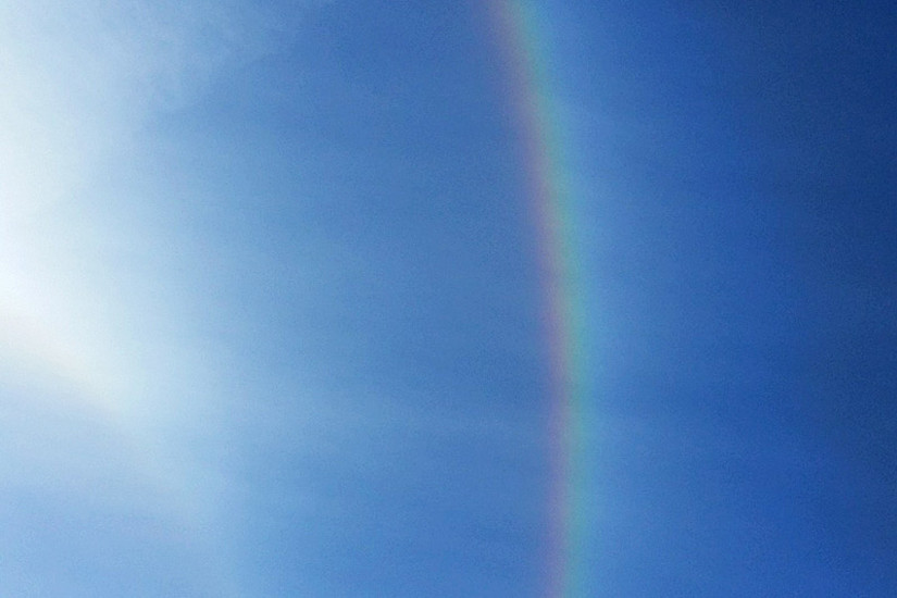 Weißes Sonnenlicht und Regenbogenfarben: ein modernes Konzept für den Physikunterricht kann die Zusammenhänge anschaulich erklären. Foto: Pixabay