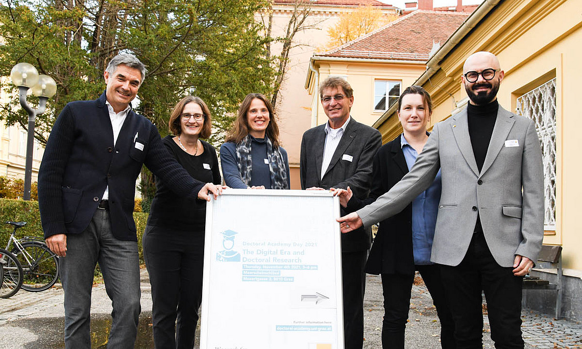Sie luden wieder zum Doctoral Academy Day: Joachim Reidl, Corinne von der Hellen, Gudrun Salmhofer, Peter Scherrer, Stefanie Lerch-Pesendorfer und Gerald Lind (v.l.). Foto: Uni Graz/Tzivanopoulos