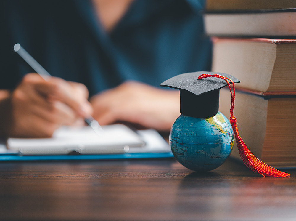 earth globe with a doctoral hat and books ©By JD8; stock.adobe.com 