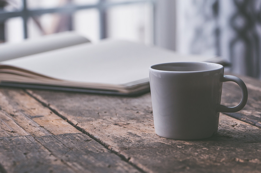 ©Von Pixabay Kaffeetasse und Notizbuch auf Holztisch. {f:if(condition: 'Von Pixabay', then: '©Von Pixabay')}
