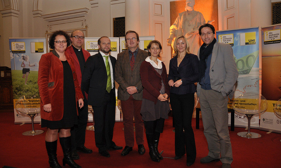 Andrea Penz von der 7. fakultät, Theologe Herman Glettler, Historiker Johannes Gießauf, Astrophysiker Arnold Hanslmeier, Autorin Barbara Pachl-Eberhart, Moderatorin Bettina Zajac-Thelen und Schauspieler Ulrich Reinthaller (v.l.)
