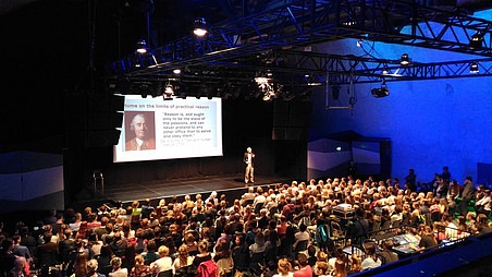 Publikum von hinten, Peter Singer auf der Bühne ©Denkzeitraum