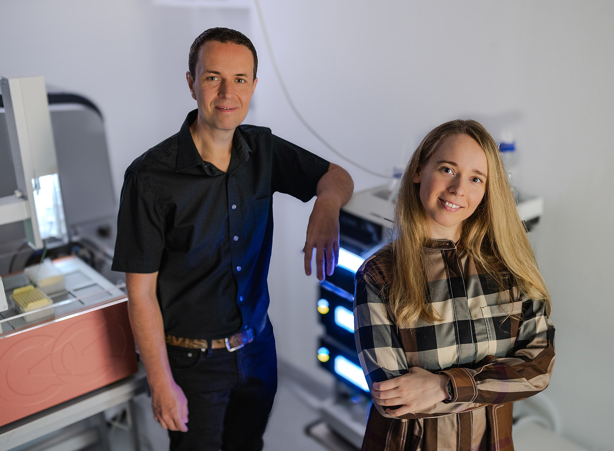 Jürgen Hartler and Leonida Lamp in front of research equipment ©University of Graz / Tzivanopoulos