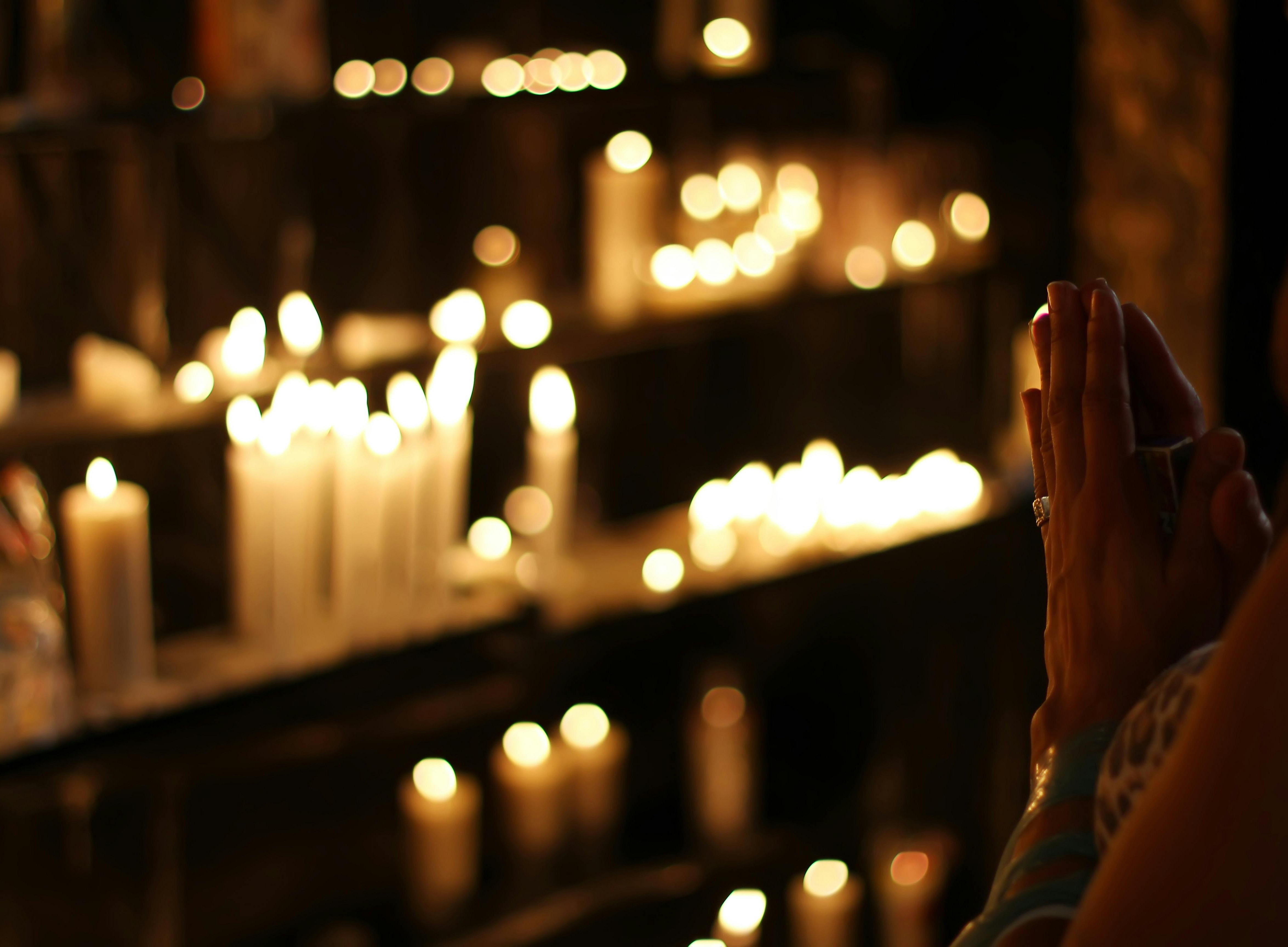 Kerzen; Beten ©(c) Foto von Rodolfo Clix/pexels
