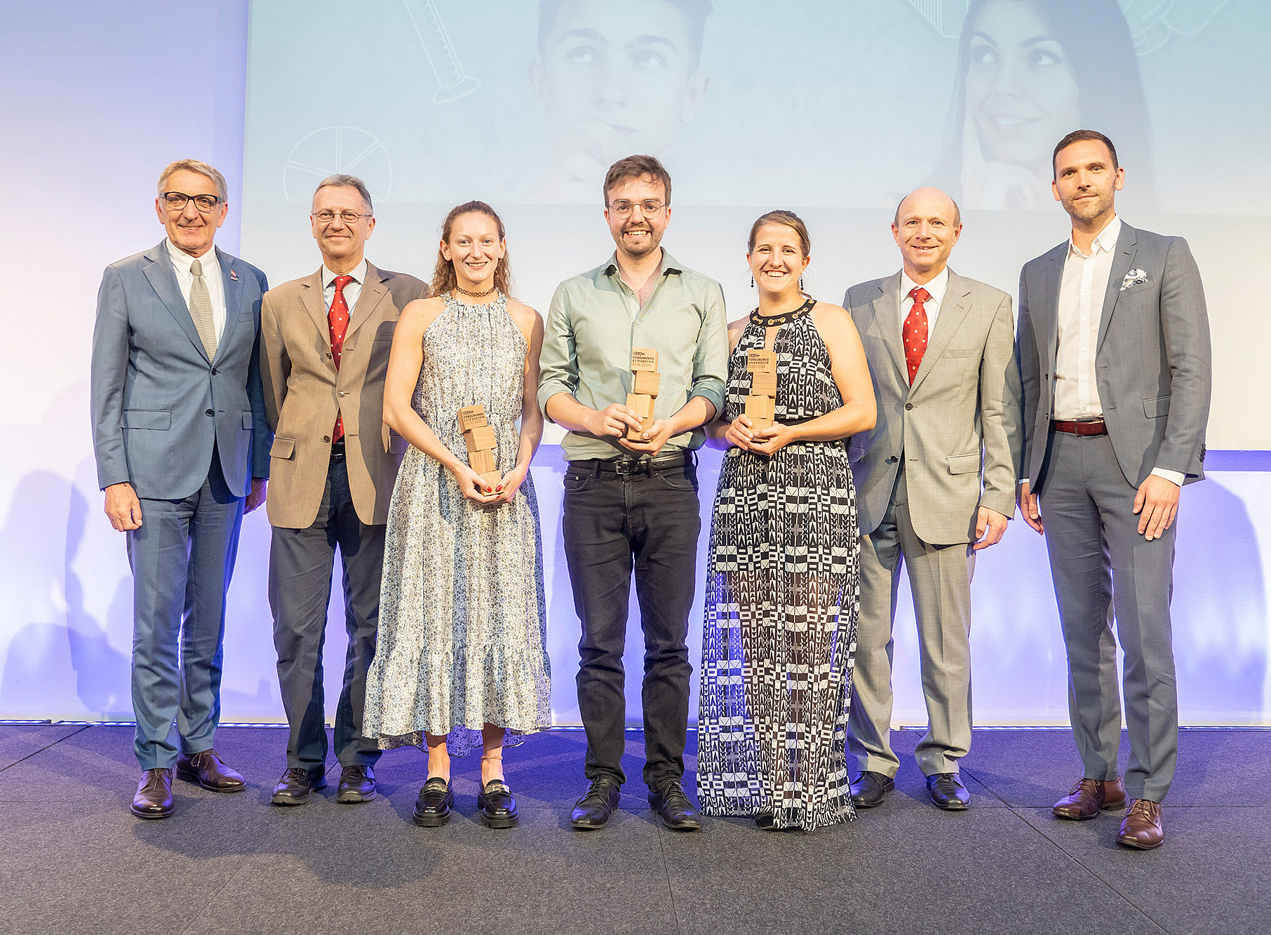 Josef Herk, Michael Kopel, Nicole Rauch, Matthias Salomon, Susanne Bräuer, Ulrich Pferschy und Gernot Faustmann auf der Bühne bei der Verleihung der WKO-Forschungsstipendien ©Foto Fischer