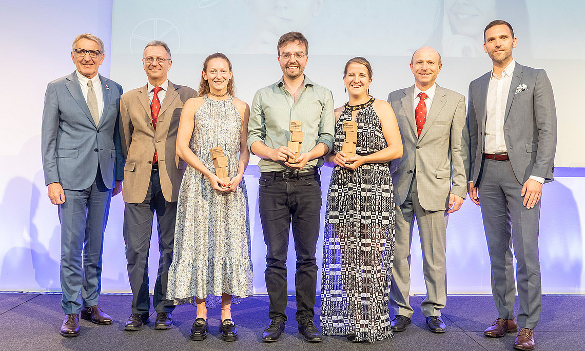 Josef Herk, Michael Kopel, Nicole Rauch, Matthias Salomon, Susanne Bräuer, Ulrich Pferschy und Gernot Faustmann auf der Bühne bei der Verleihung der WKO-Forschungsstipendien