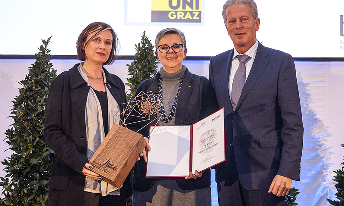 Wissenschaftsminister Reinhold Mitterlehner überreichte den Diversitas-Preis an Vizerektorin Renate Dworczak und Barbara Hey (v.r.) Foto: BMWFW/Martin Lusser