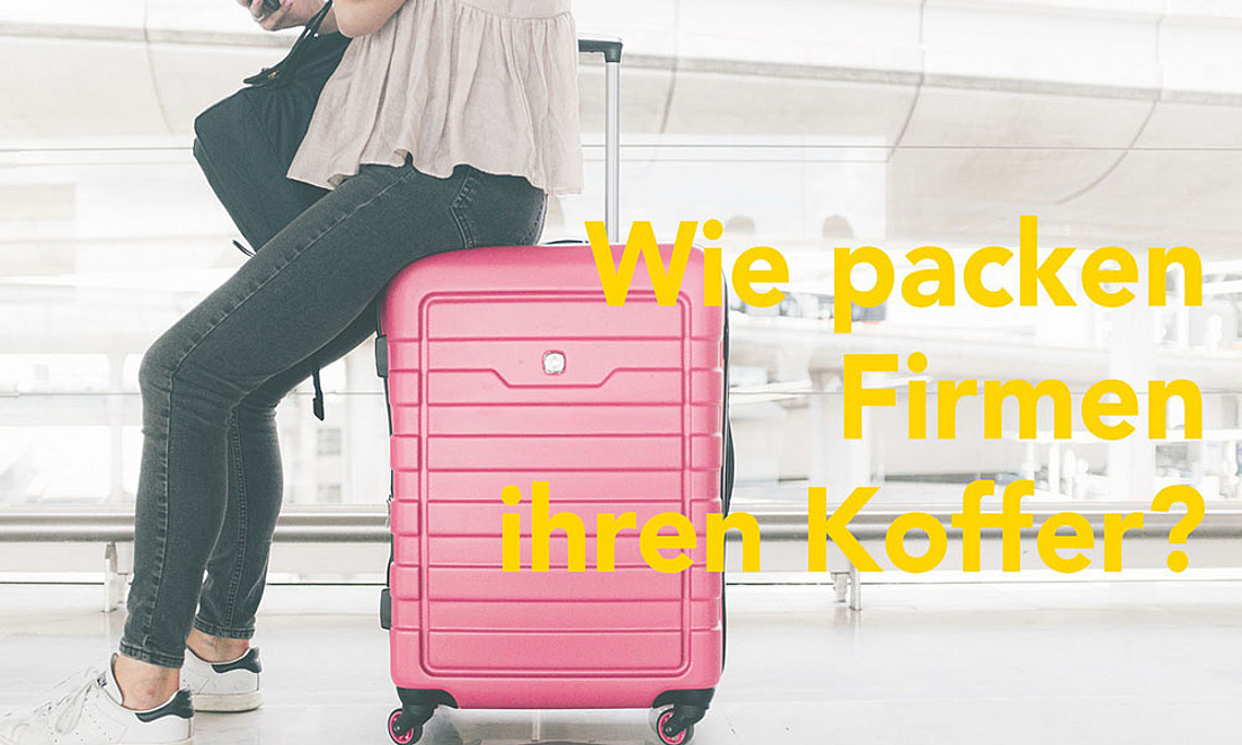 Frau sitzt auf rosa Koffer