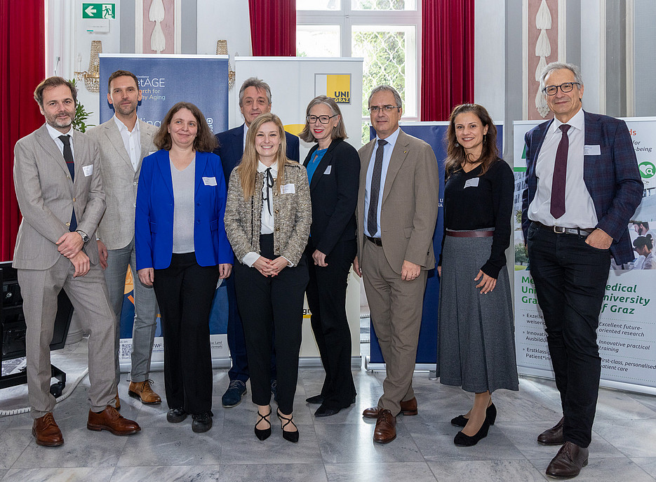 Eine Gruppe von Menschen steht im Halbkreis ©Harry Schiffer