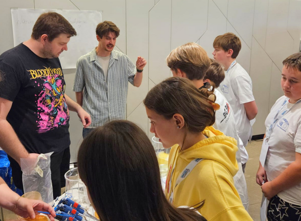 Junge Forscher:innen bekamen die Gelegenheit, in den Arbeitsalltag eines wissenschaftlichen Labors hineinzuschnuppern | Foto: Uni Graz 