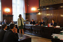 Im Verhandlungssaal B des OGH: Vizepräsidentin Dr. Elisabeth Lovrek vor dem Richtersenat (Photo © Universität Wien / Julian Pehm)