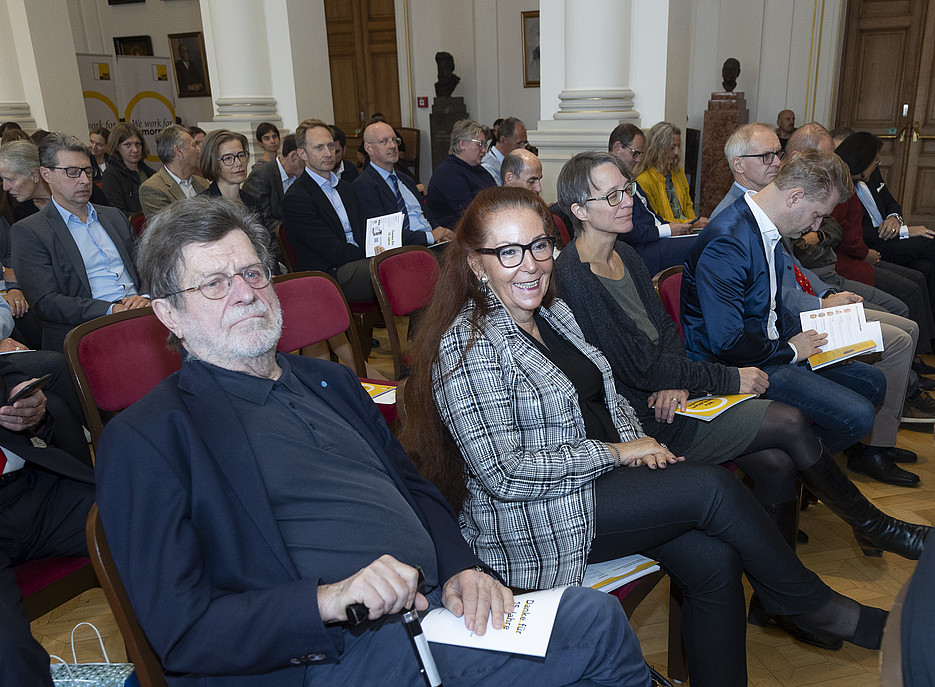 Viele Menschen sitzen in einem großen Saal ©Fotostudio Gasser