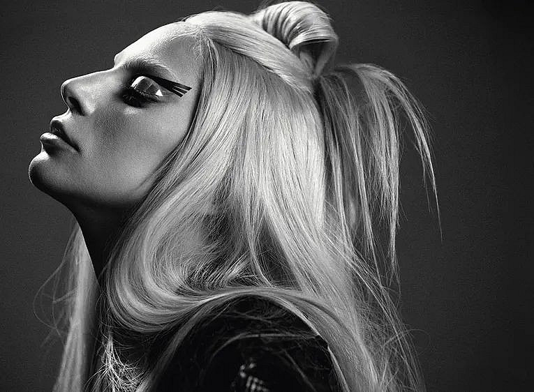 Lady Gaga ©https://de.wallpapers.com/bild/ladygaga-umarmt-ihren-star-status-lk7hwx0oz5wo92gm.html