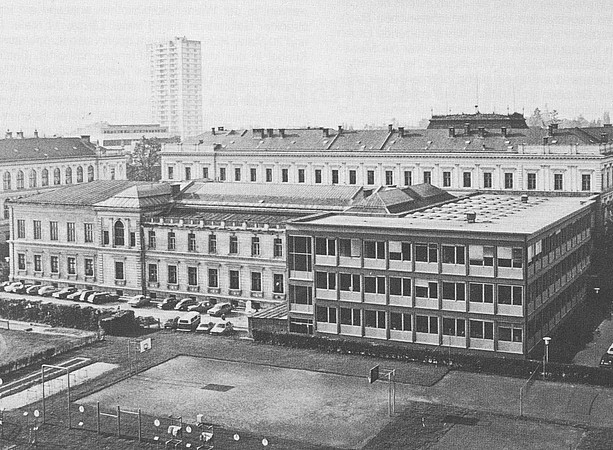 Sportplatz und mehrere große Gebäude, darunter ein historisches und ein moderneres. ©Universitätsbibliothek Graz