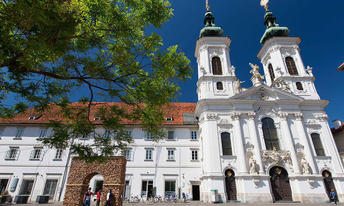 Die Mariahilferkirche in Graz. Teile der Fassadenskulpturen sind werke des Bildhauers Philipp Jakob Straub . Foto: Graz Tourismus/Harry Schiffer