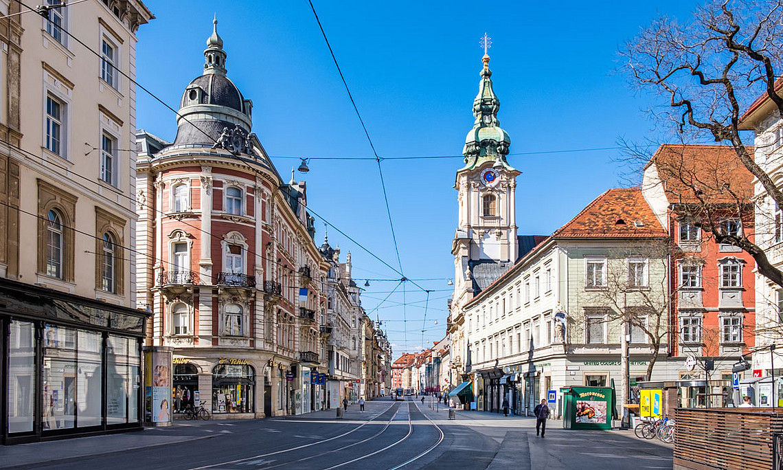 Leere Straßen in der Grazer Innenstadt an einem Werktag im März 2020: Ein ungewohntes Bild, das viele verstört. Die Menschen sind eingesperrt - die Universität Graz möchte diese Krisenstimmung auffangen und für die Nachwelt dokumentieren. Foto: Shutterstock.com/Rene Walter