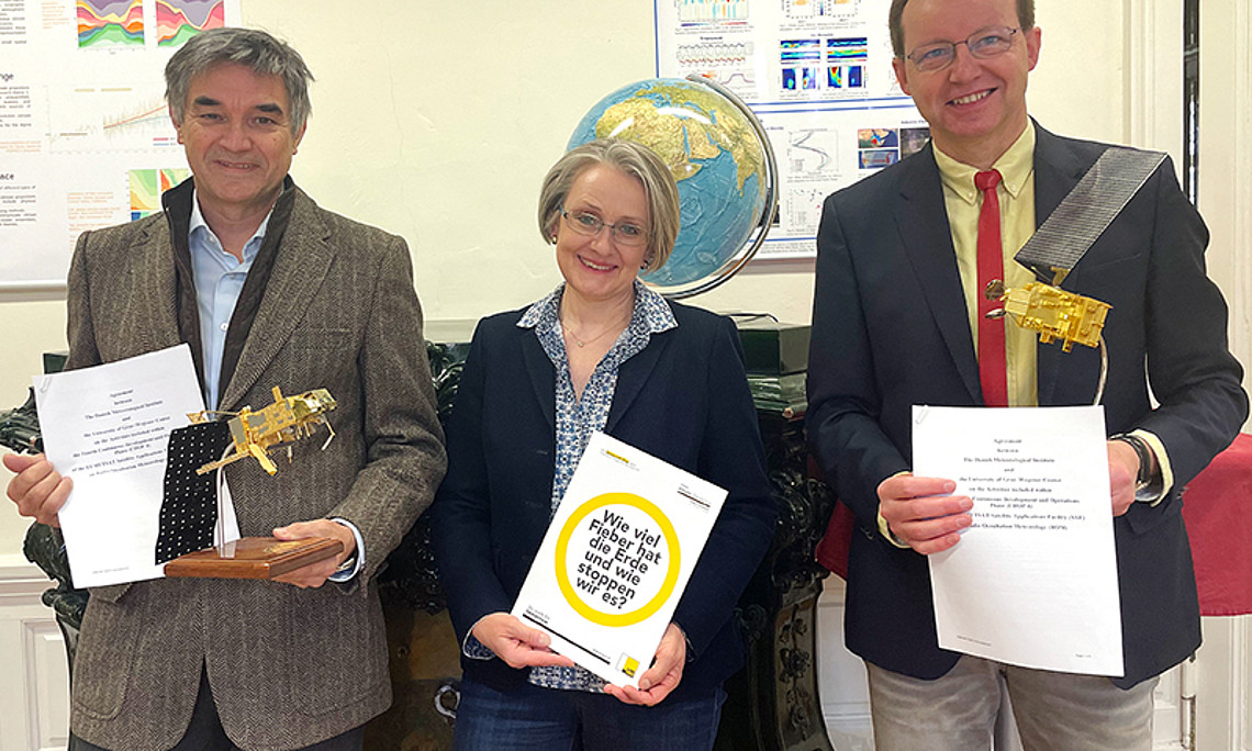 Vizerektor Joachim Reidl (l.) und Projektleiter Gottfried Kirchengast unterzeichneten den Kooperationsvertrag am 29. März 2022. Andrea Steiner ist Mitglied im Lenkungsausschuss des Exzellenzzentrums ROM SAF. Foto: Uni Graz/Rogenhofer