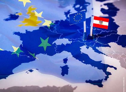 Karte der EU mit Fahnen der EU und Österreichs 