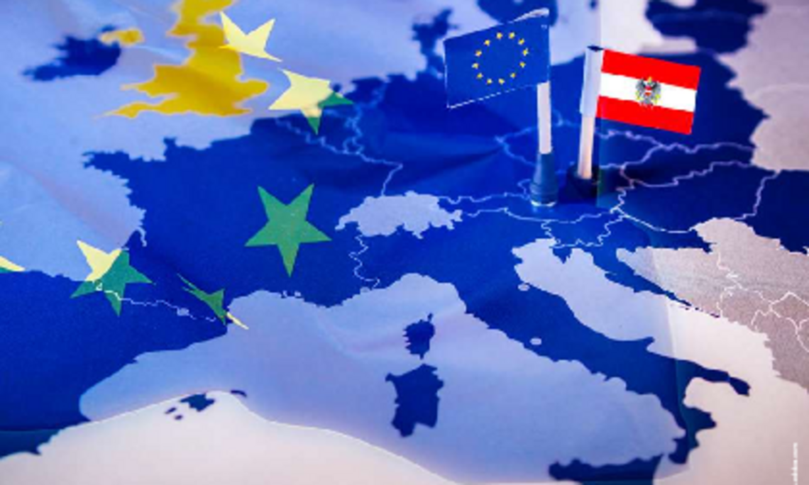 Karte der EU mit Fahnen der EU und Österreichs