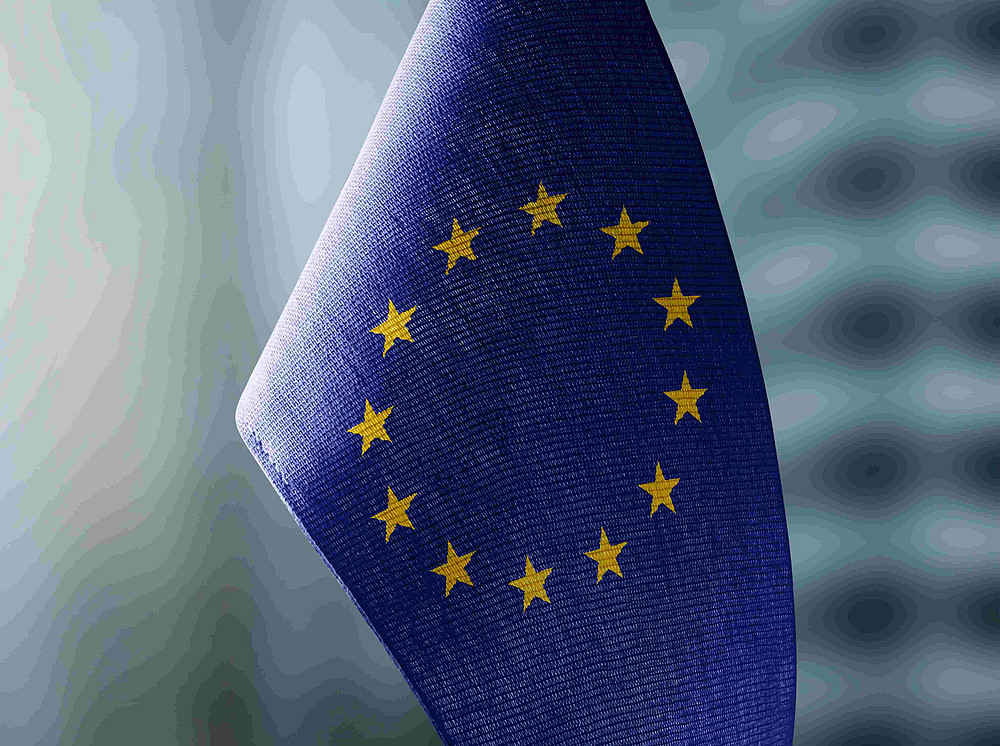 EU-Fahne aus Stoff vor unscharfem Hintergrund ©butenkow - stock.adobe.com