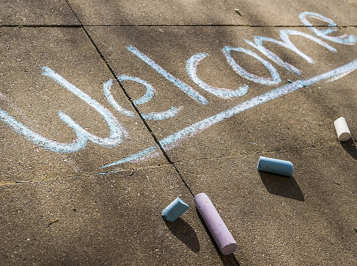 Welcome lettering on asphalt symbolizes support services for students ©Pixabay Lizenz/Bruno