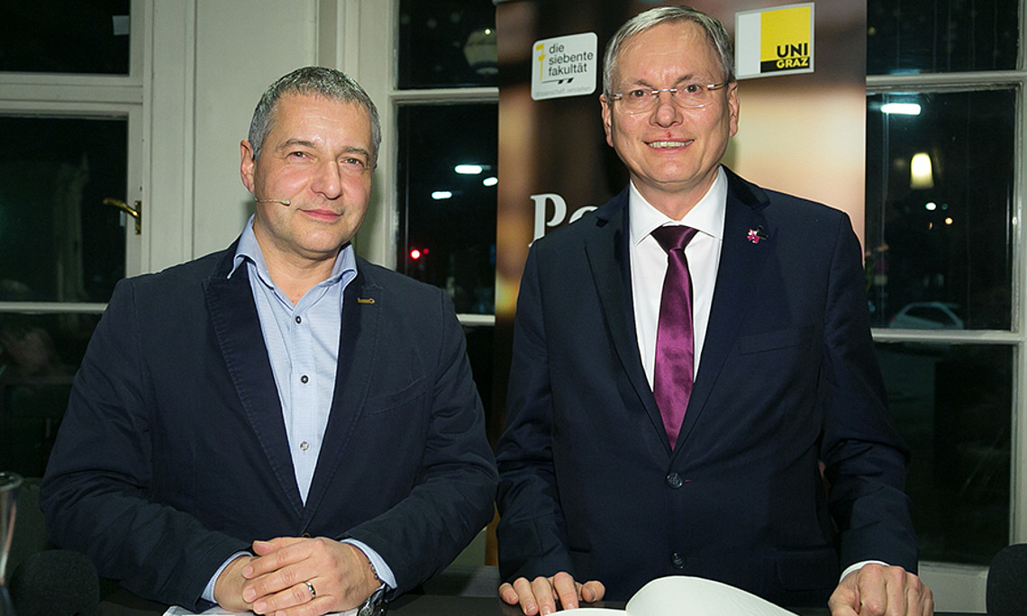 Minister Alois Stöger (rechts) und Gastgeber Markus Steppan diskutierten angeregt im Politik Café. Foto: Oliver Wolf 