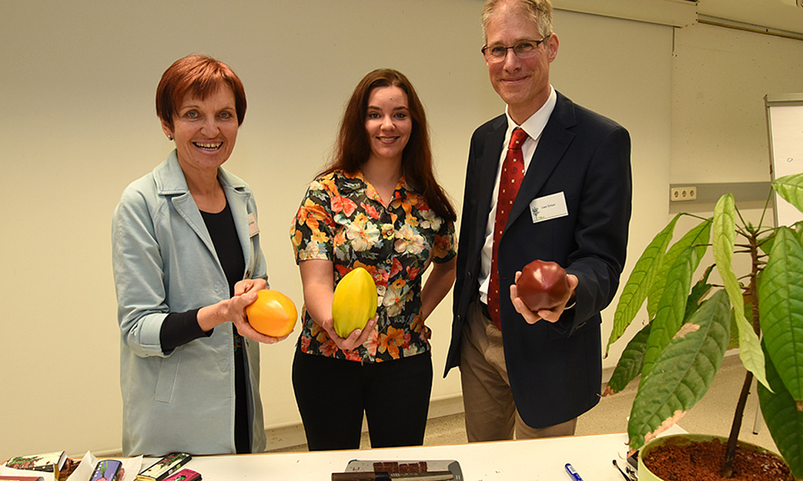 Julia Zotter (Mitte) mit Margit Delefant und Uwe Simon vom Fachdidaktikzentrum. Foto: Uni Graz/Schweiger 