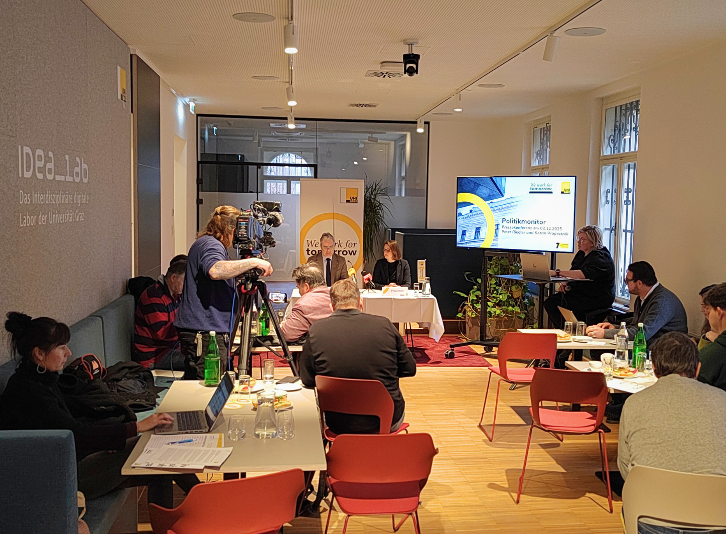 Rector Peter Riedler and political scientist Katrin Praprotnik at the press conference on the current Politikmonitor on 2 December 2025 | Photo: Uni Graz/Hofbauer 