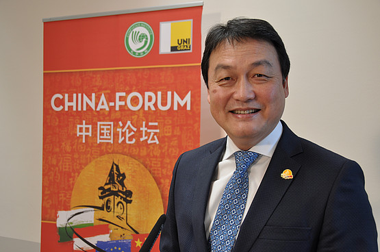 Direktor Dr. Wan Jie Chen - 5. Forum - © Konfuzius-Institut Dr. Chen vor Rollup 5. Forum