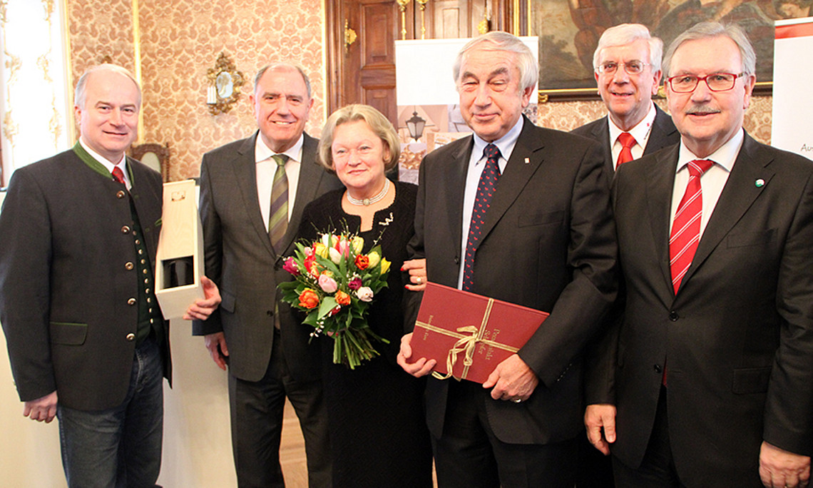 V.l.n.r.: Landesrat Johann Seitinger, 2. LH-Stellvertreter Siegfried Schrittwieser, Christa Schöpfer mit Rotkreuz-Präsident Gerald Schöpfer, Steiermarks Rotkreuz-Präsident Werner Weinhofer und Landtagspräsident Franz Majcen