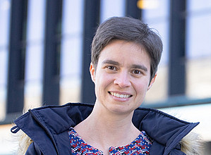 Eine Frau vor einer Glasfront ©Tzivanopoulos