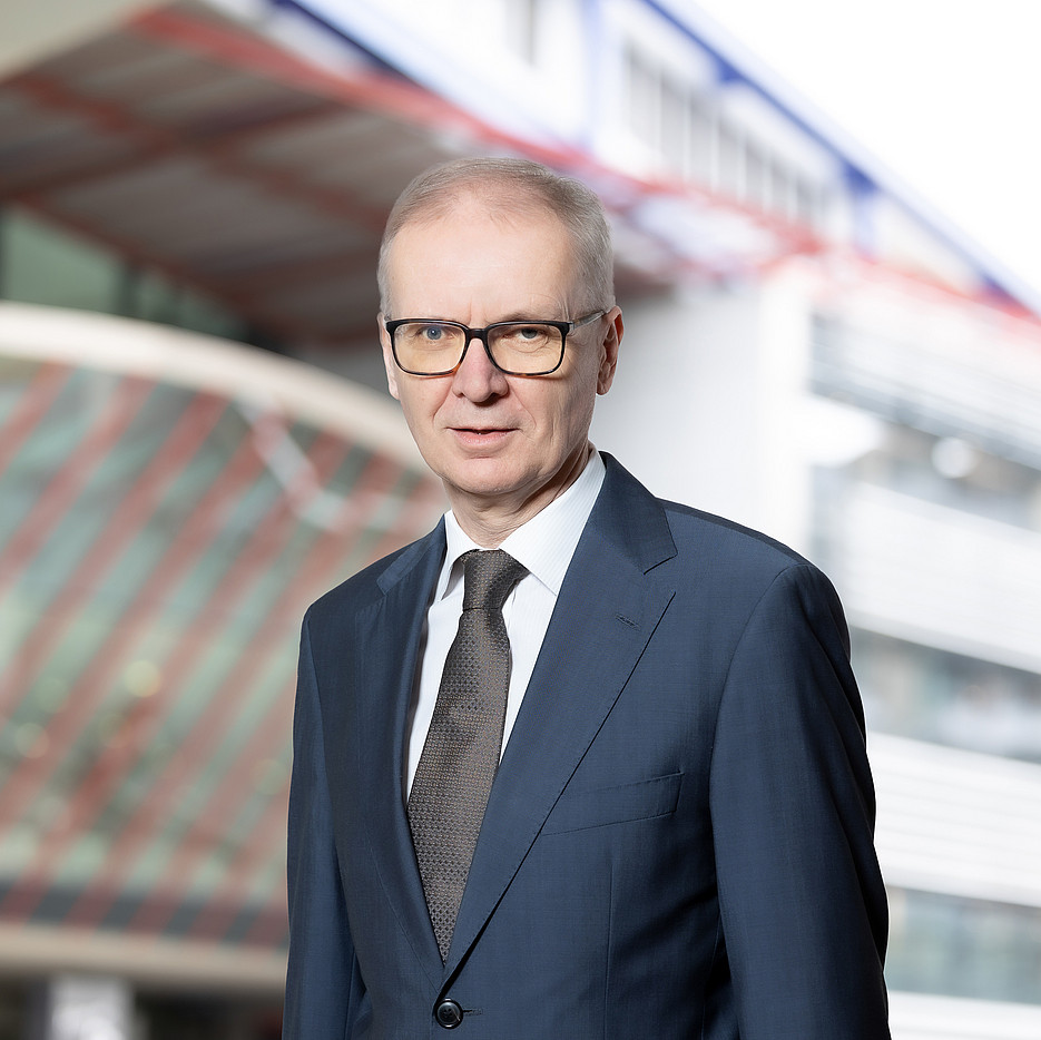 Studiendekan Ao.Univ.-Prof. Mag. Dr.rer.soc.oec Heinz Königsmaier auf einem Hintergrundbild der SOWI-Fakultät. ©Foto ©SBESS/Wolf