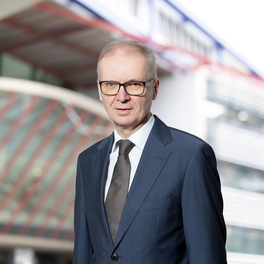 Studiendekan Ao.Univ.-Prof. Mag. Dr.rer.soc.oec Heinz Königsmaier auf einem Hintergrundbild der SOWI-Fakultät. ©Foto ©SBESS/Wolf