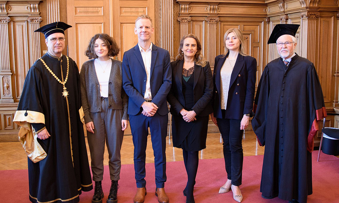 Rektor Peter Riedler, Univ.Prof Wolfang Benedek und die Preisträger:innen