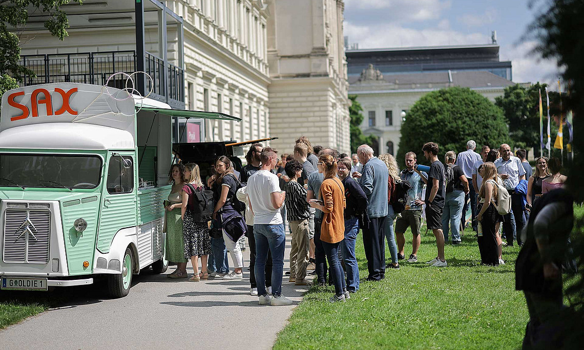 Eis und Kaffee bei der Auftakt-Veranstaltung