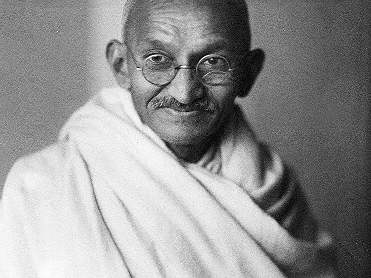 Würde er sich heute an der Straße festkleben? Mahatma Gandhi hat den gewaltfreien Widerstand international bekannt gemacht. Hier ist er auf einer Aufnahme aus dem Jahr 1931 zu sehen, am 30. Jänner 1948 wurde er ermordet. Foto: wikimedia commons/org CC BY 0. ©Credit: Dinodia Photos / Alamy Stock Photo