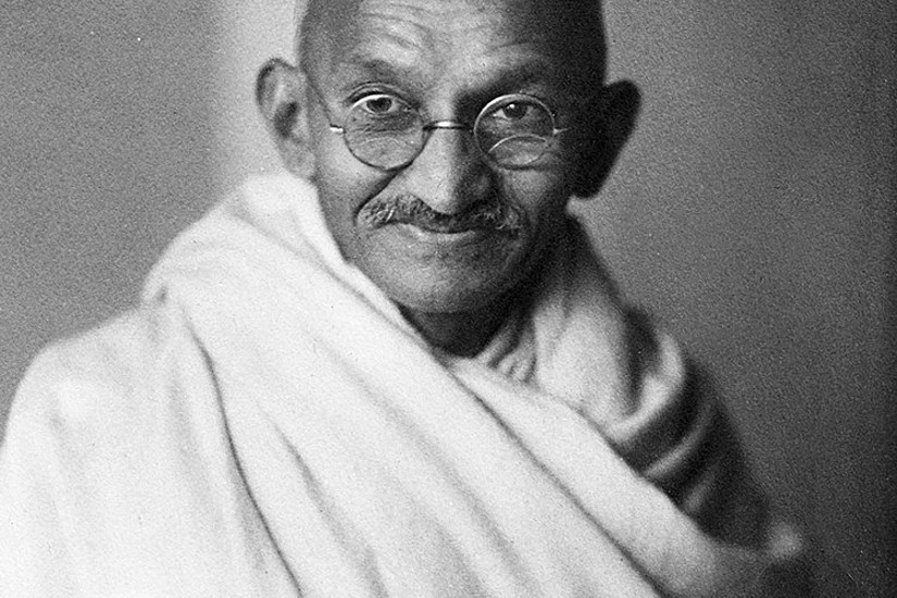 Würde er sich heute an der Straße festkleben? Mahatma Gandhi hat den gewaltfreien Widerstand international bekannt gemacht. Hier ist er auf einer Aufnahme aus dem Jahr 1931 zu sehen, am 30. Jänner 1948 wurde er ermordet. Foto: wikimedia commons/org CC BY 0.