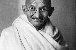 Würde er sich heute an der Straße festkleben? Mahatma Gandhi hat den gewaltfreien Widerstand international bekannt gemacht. Hier ist er auf einer Aufnahme aus dem Jahr 1931 zu sehen, am 30. Jänner 1948 wurde er ermordet. Foto: wikimedia commons/org CC BY 0.
