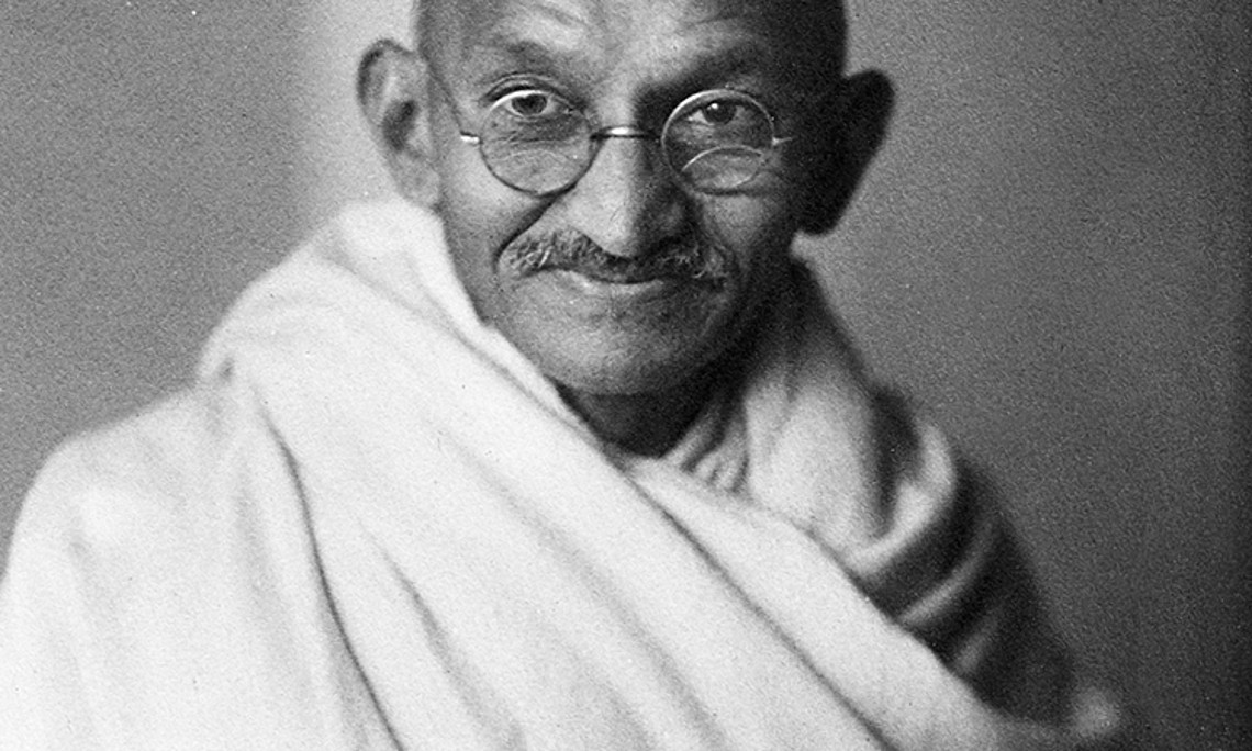 Würde er sich heute an der Straße festkleben? Mahatma Gandhi hat den gewaltfreien Widerstand international bekannt gemacht. Hier ist er auf einer Aufnahme aus dem Jahr 1931 zu sehen, am 30. Jänner 1948 wurde er ermordet. Foto: wikimedia commons/org CC BY 0.